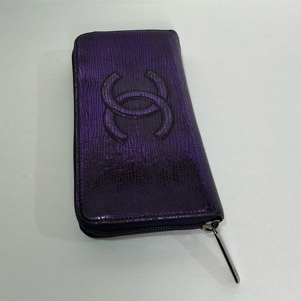 Authentic CHANEL Iridescent Purple Caviar Zip Lizard Embossed Yen Wallet - Picture 4 of 16